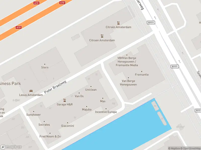 Brandweer met gepaste spoed naar de Pieter Braaijweg in Amsterdam-Duivendrecht