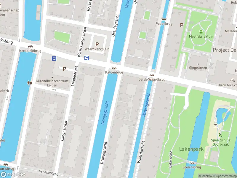 Ambulance met grote spoed naar de Oranjegracht in Leiden
