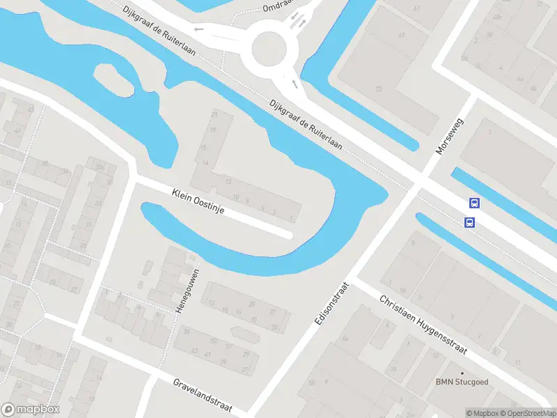 Ambulance met grote spoed naar de Klein Oostinje in Volendam