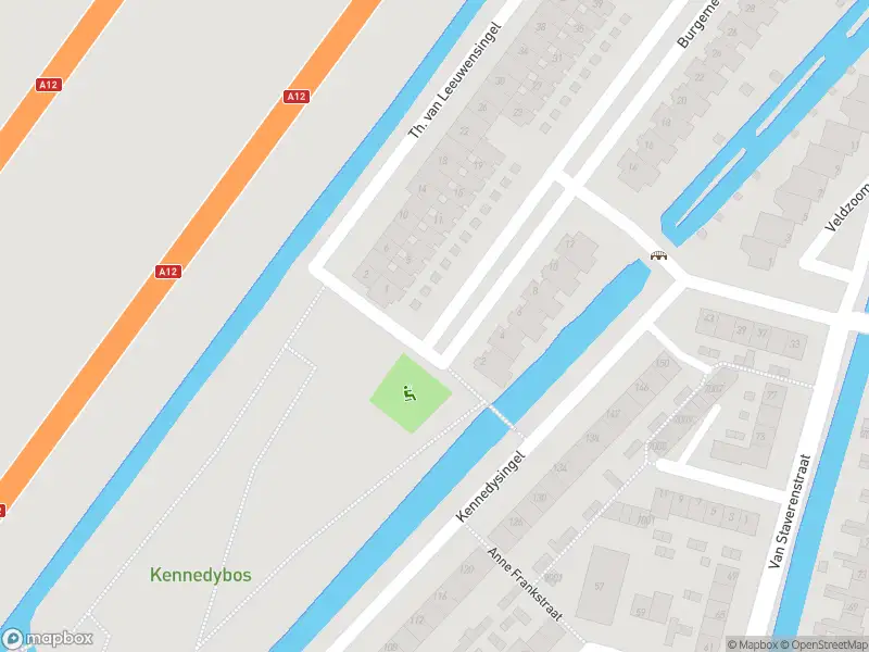 Ambulance met grote spoed naar de Burgemeester Bracklaan in Reeuwijk