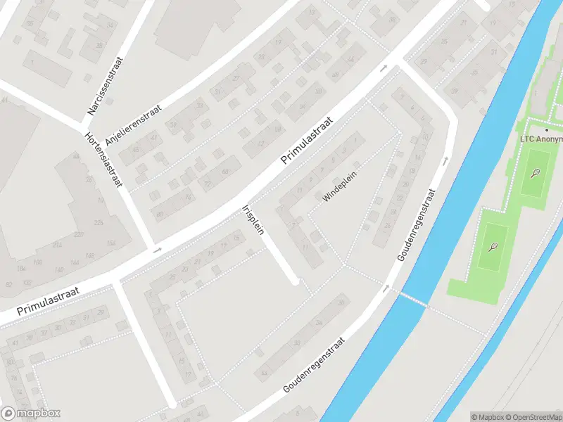Ambulance met grote spoed naar de Irisplein in Purmerend