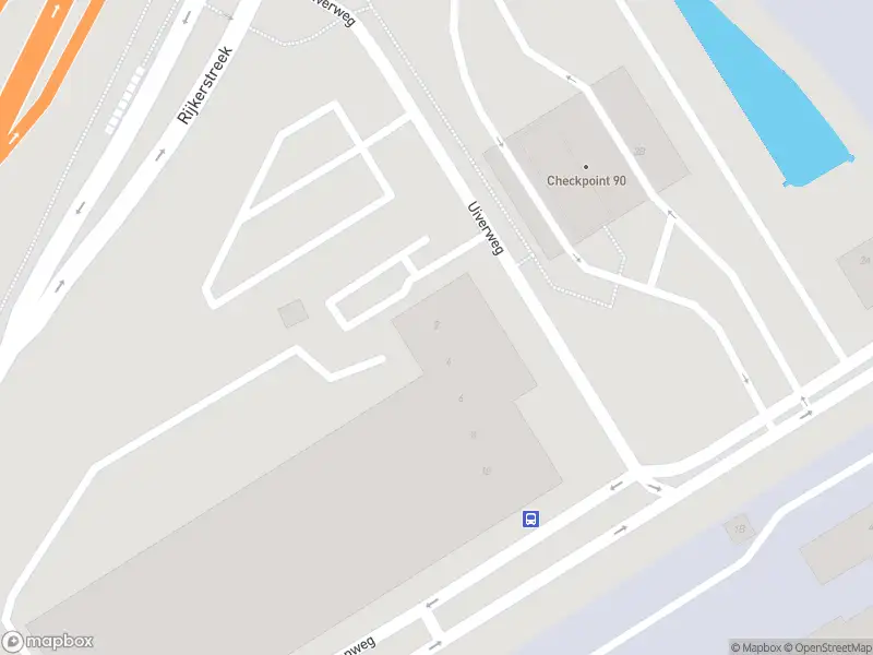 Brandweer met gepaste spoed naar de Uiverweg in Schiphol vanwege afgaan automatisch brandalarm