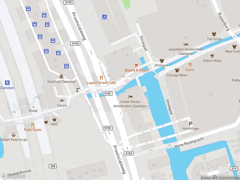 Ambulance met gepaste spoed naar de Stadhuisplein in Zaandam