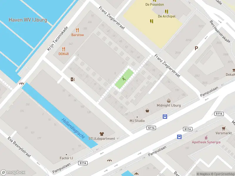 Ambulance met grote spoed naar de Mata Harihof in Amsterdam