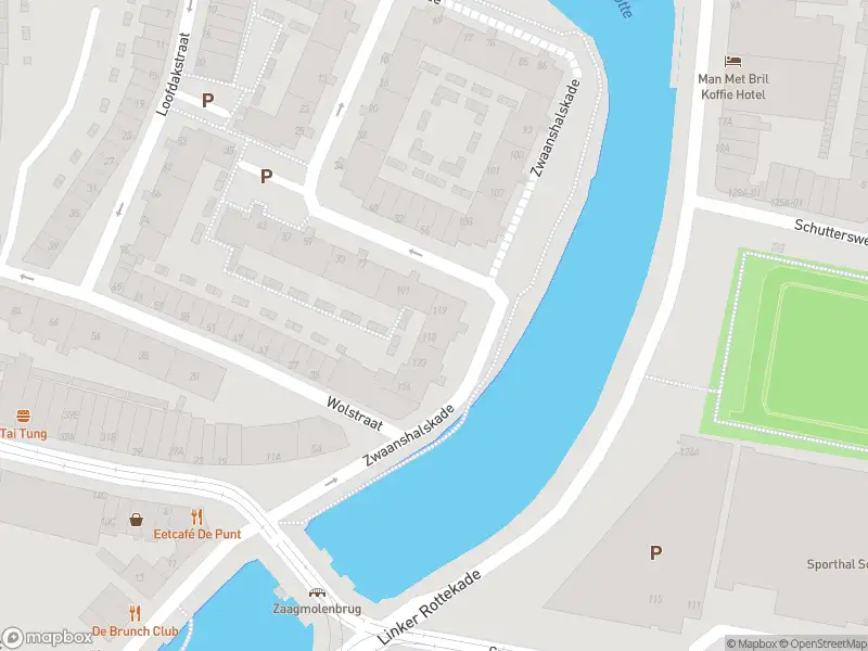 Ambulance met grote spoed naar de Zwaanshalskade in Rotterdam