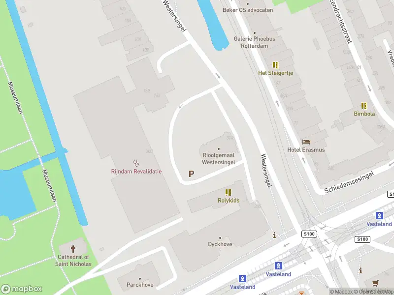 Ambulance met grote spoed naar de Westersingel in Rotterdam