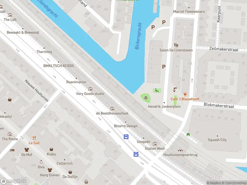 Ambulance met grote spoed naar de Tussen de Bogen in Amsterdam