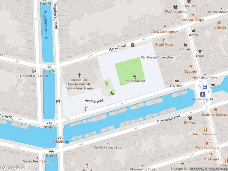 Ambulance met grote spoed naar de Amstelveld in Amsterdam