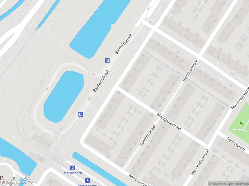 Ambulance met grote spoed naar de Mondlanestraat in Amsterdam
