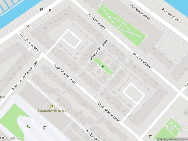 Ambulance met grote spoed naar de Ed van der Elskenhof in Amsterdam