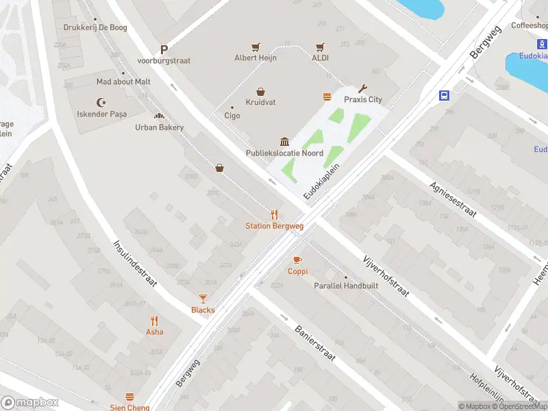 Ambulance met grote spoed naar de Bergweg in Rotterdam