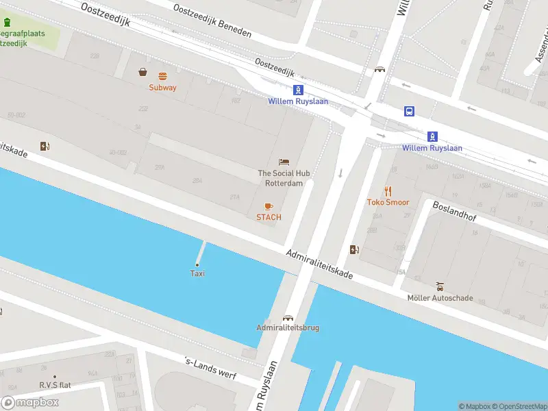 Ambulance met grote spoed naar de Willem Ruyslaan in Rotterdam