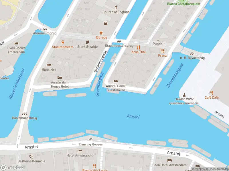 Ambulance met gepaste spoed naar de Staalkade in Amsterdam