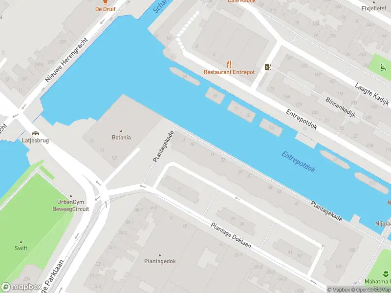 Ambulance met grote spoed naar de Plantagekade in Amsterdam