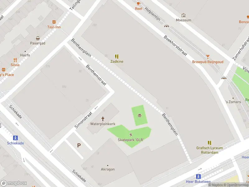 Ambulance met grote spoed naar de Benthemplein in Rotterdam