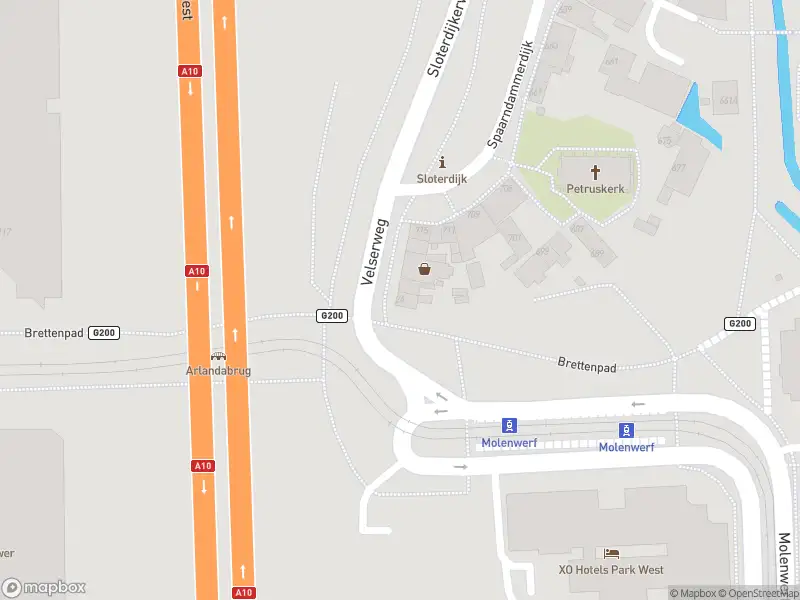 Ambulance met grote spoed naar de Velserweg in Amsterdam