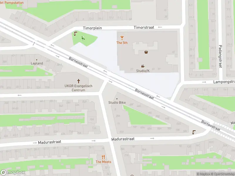Ambulance met grote spoed naar de Madurastraat in Amsterdam
