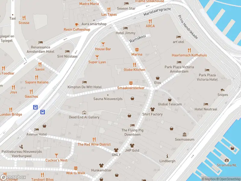 Ambulance met grote spoed naar de Nieuwezijds Armsteeg in Amsterdam
