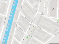 Ambulance met grote spoed naar de Wijnkersstraat in Amsterdam