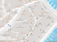 Ambulance met grote spoed naar de Nieuwezijds Armsteeg in Amsterdam