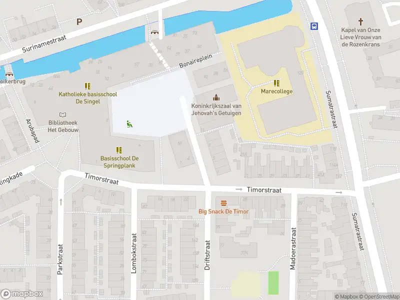 Ambulance met gepaste spoed naar de Bonairestraat in Leiden