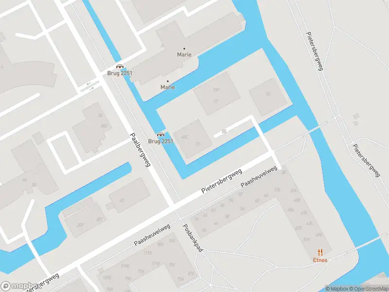 Ambulance met grote spoed naar de Pietersbergweg in Amsterdam