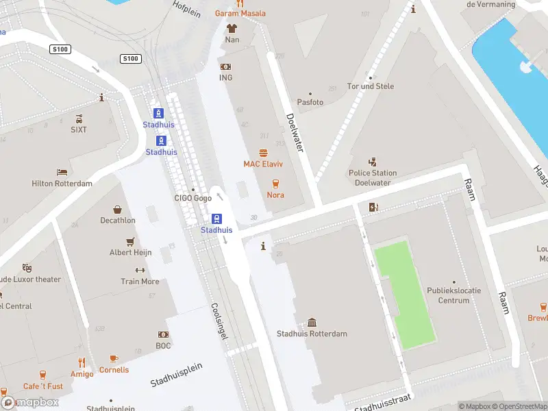 Ambulance met grote spoed naar de Coolsingel in Rotterdam