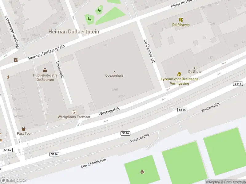 Ambulance met grote spoed naar de Westzeedijk in Rotterdam