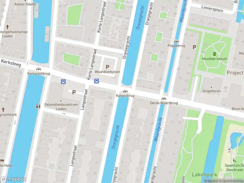 Ambulance met gepaste spoed naar de Oosterkerkstraat in Leiden