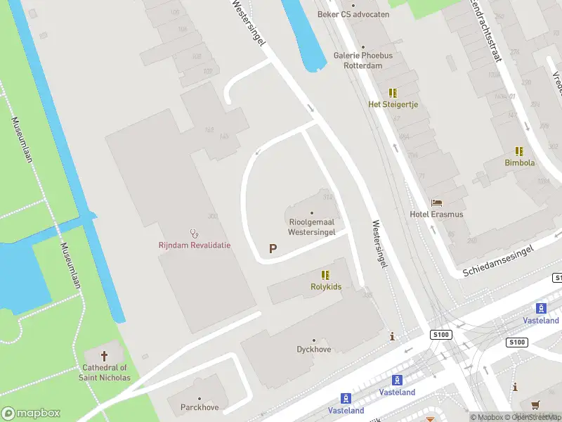 Ambulance met grote spoed naar de Westersingel in Rotterdam