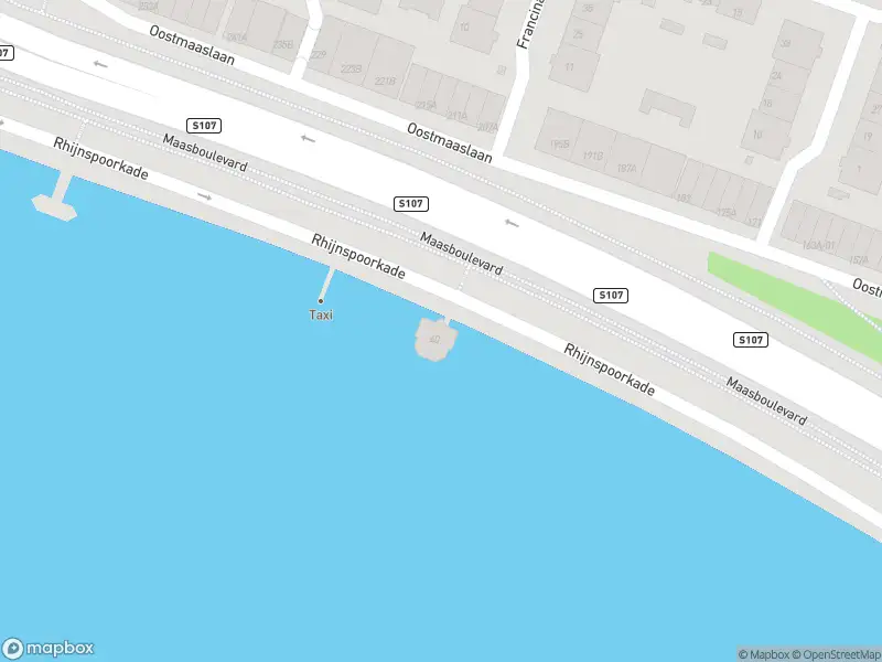 Ambulance met grote spoed naar de Rhijnspoorkade in Rotterdam