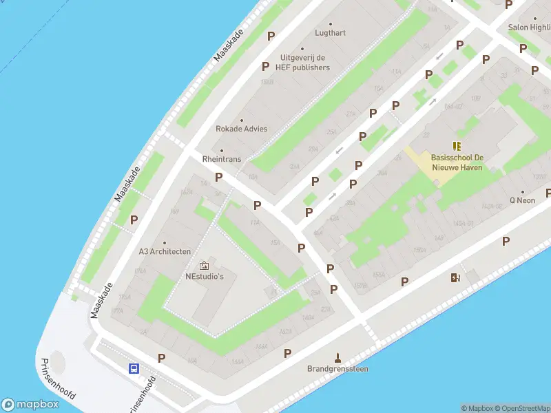 Ambulance met grote spoed naar de Prins Hendrikstraat in Rotterdam