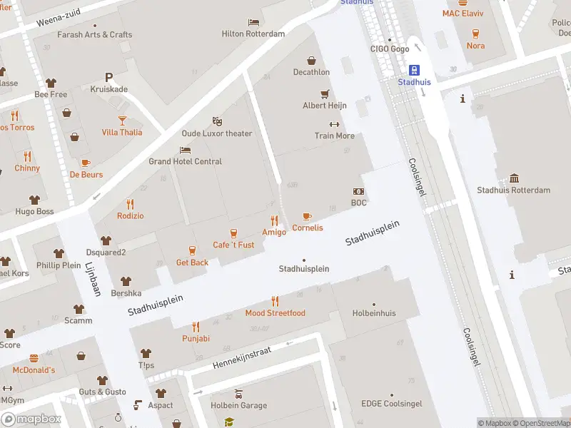 Ambulance met grote spoed naar de Stadhuisplein in Rotterdam