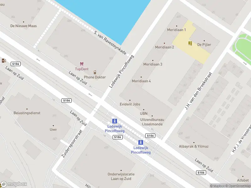 Ambulance met grote spoed naar de Laan op Zuid in Rotterdam