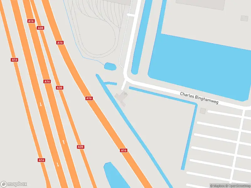 Ambulance met grote spoed naar de Charles Binghamweg in Rotterdam