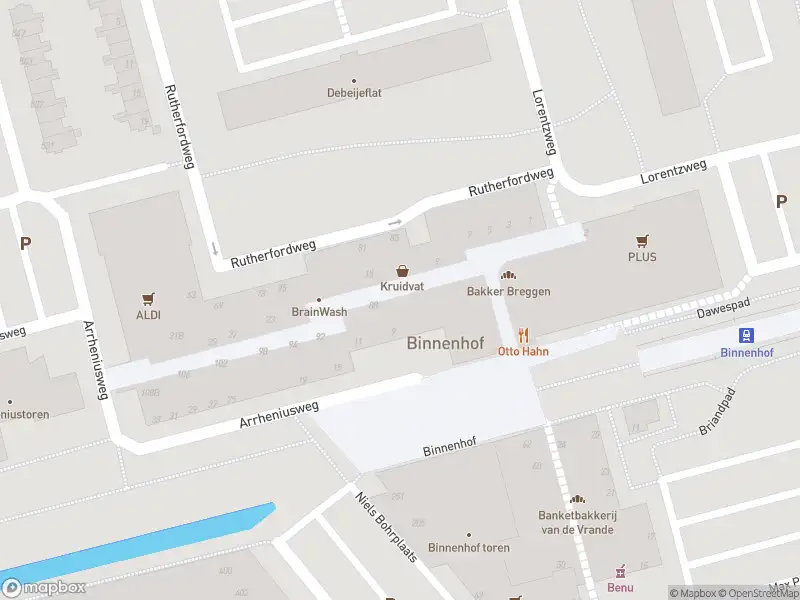 Ambulance met grote spoed naar de Binnenhof in Rotterdam