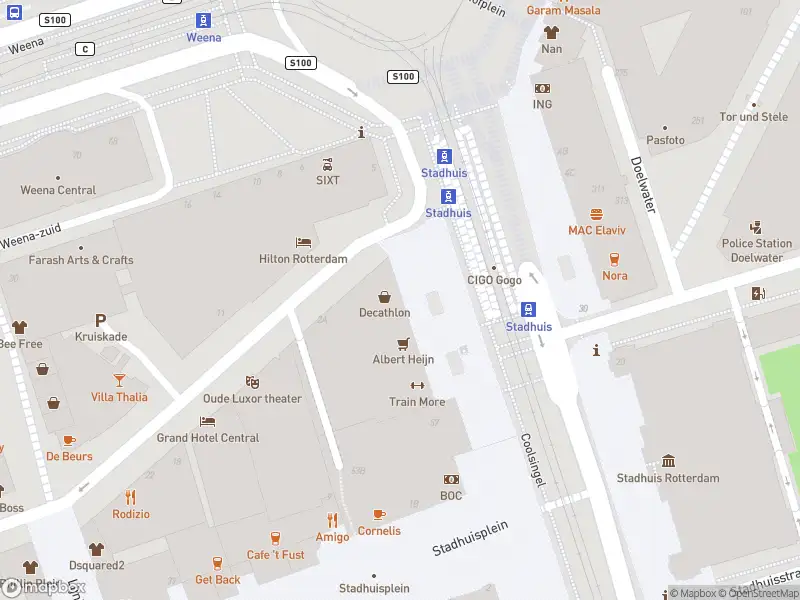 Ambulance met grote spoed naar de Coolsingel in Rotterdam