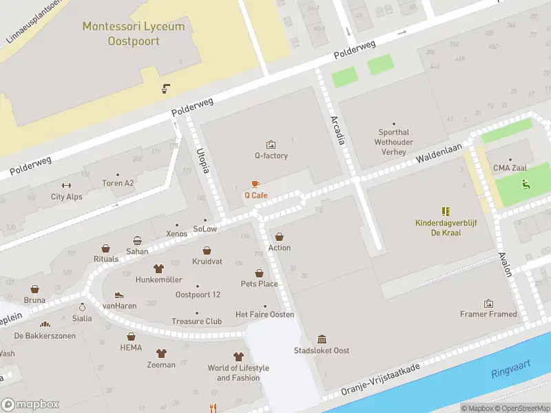 Ambulance met grote spoed naar de Atlantisplein in Amsterdam