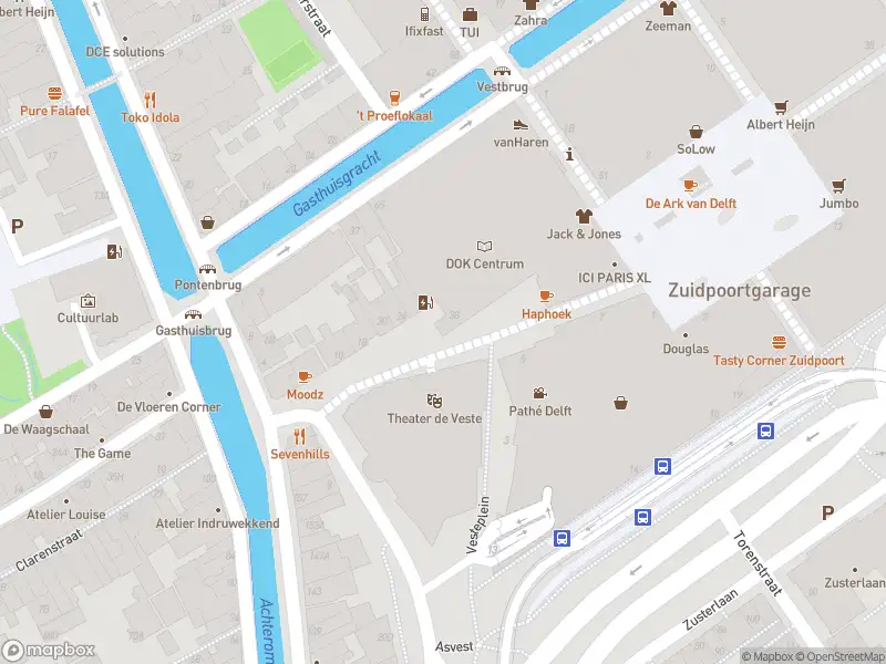 Ambulance met grote spoed naar de Vesteplein in Delft