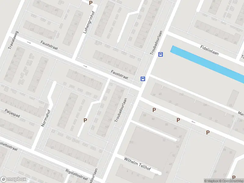 Ambulance met grote spoed naar de Troubadourlaan in Hoogvliet Rotterdam