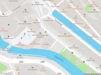 Ambulance met grote spoed naar de Max Euweplein in Amsterdam