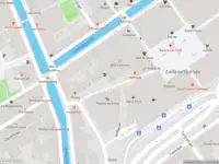 Ambulance met grote spoed naar de Vesteplein in Delft