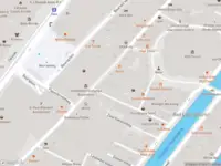 Ambulance met gepaste spoed naar de Oudekerksplein in Amsterdam