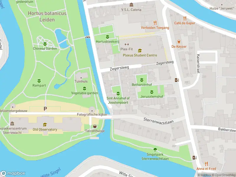 Ambulance met grote spoed naar de Sint Anna'shof in Leiden