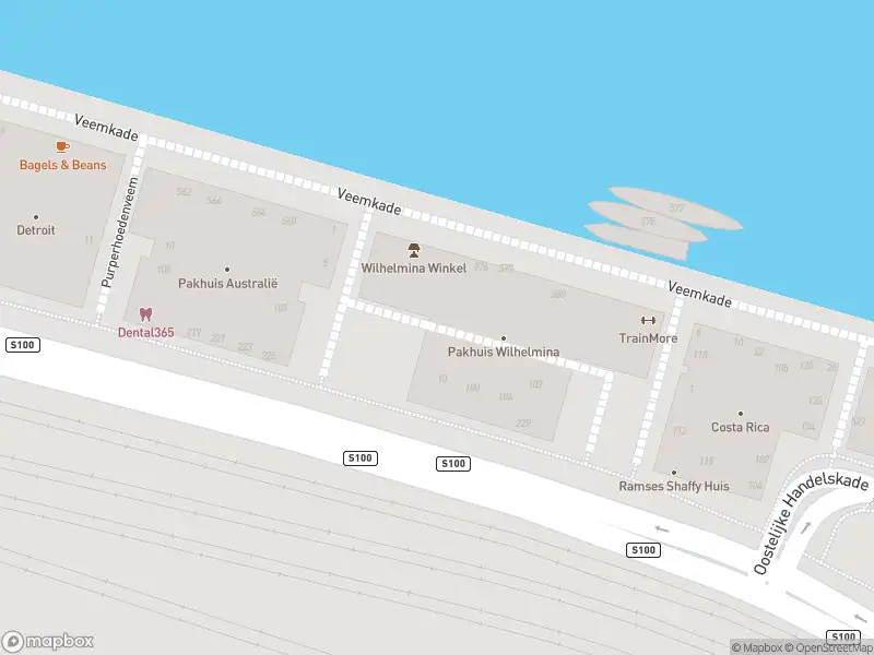 Ambulance met grote spoed naar de Waagdragerhof in Amsterdam