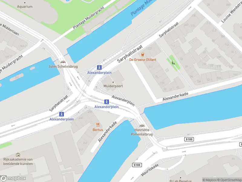 Ambulance met gepaste spoed naar de Alexanderplein in Amsterdam