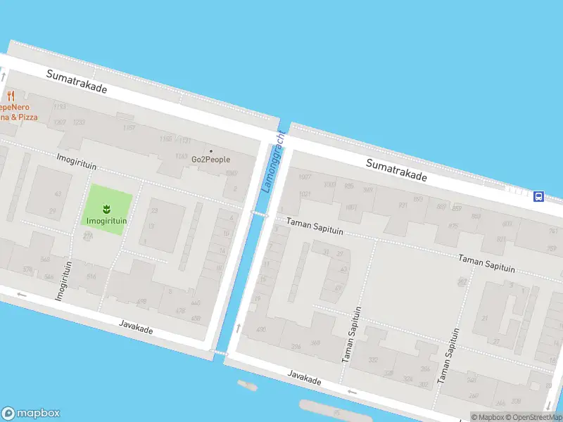 Ambulance met gepaste spoed naar de Sumatrakade in Amsterdam