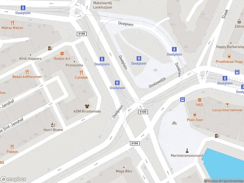 Ambulance met gepaste spoed naar de Oostplein in Rotterdam