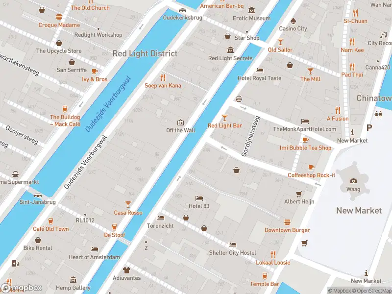 Ambulance met grote spoed naar de Koestraat in Amsterdam