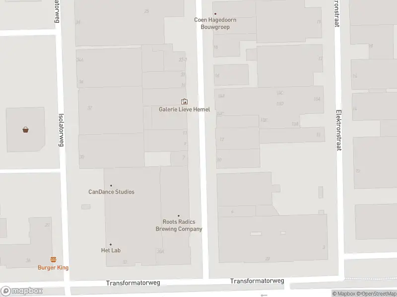 Ambulance met grote spoed naar de Elementenstraat in Amsterdam